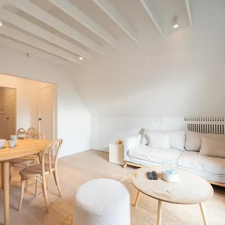 Apartament Calm, Light-filled With Private Balcony
