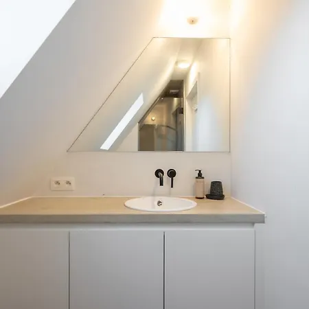 Calm, Light-filled With Private Balcony *